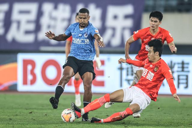 郑钦文夺冠后购物狂欢，尽显时尚与自信